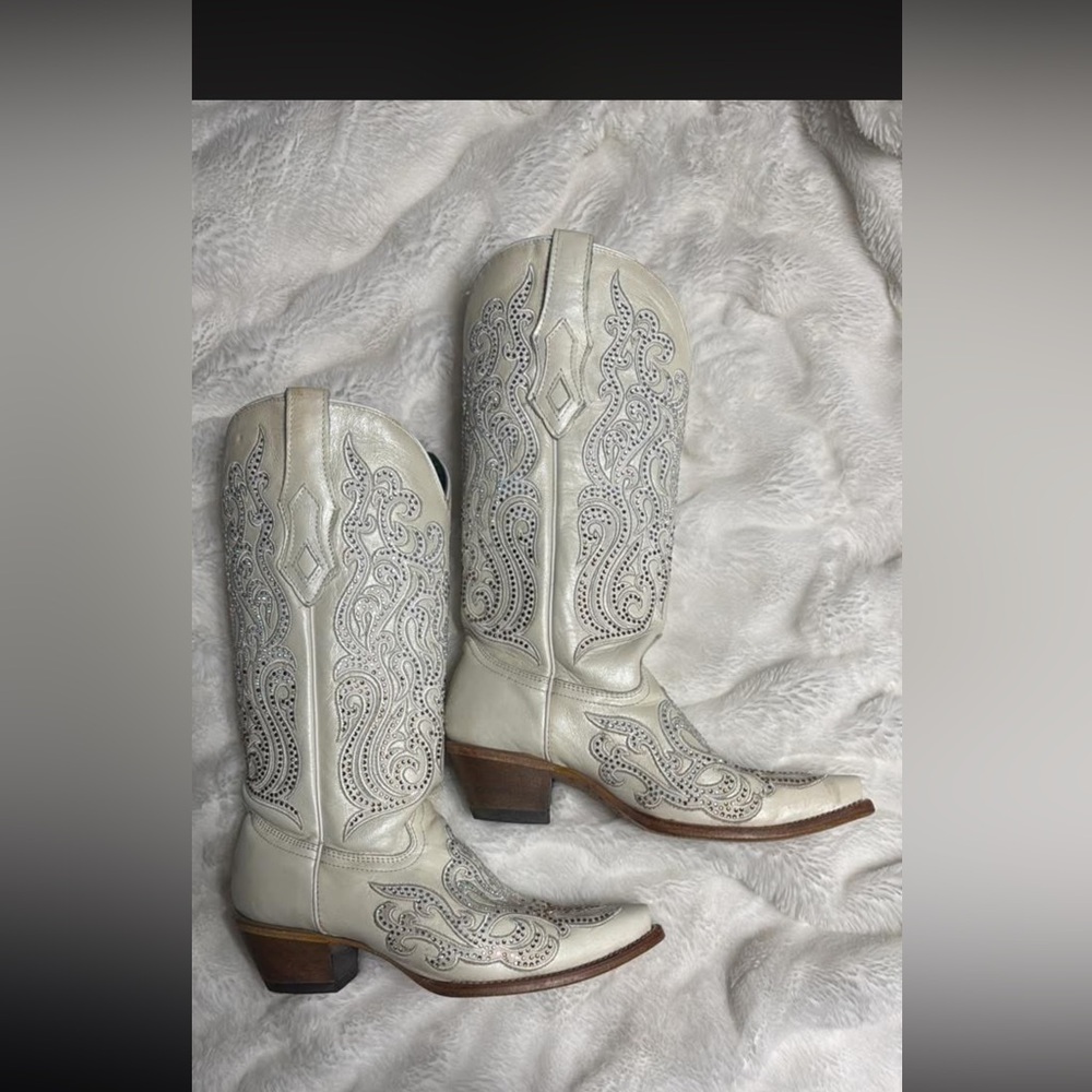 Corral White and Silver Embroidered Heeled Boots